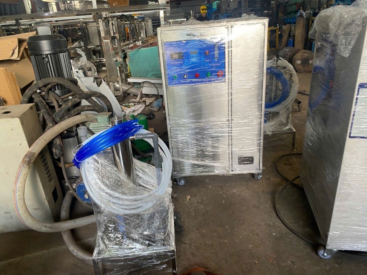 Cận cảnh máy ozone công nghiệp D20S vỏ inox với bảng điều khiển và đồng hồ lưu lượng
