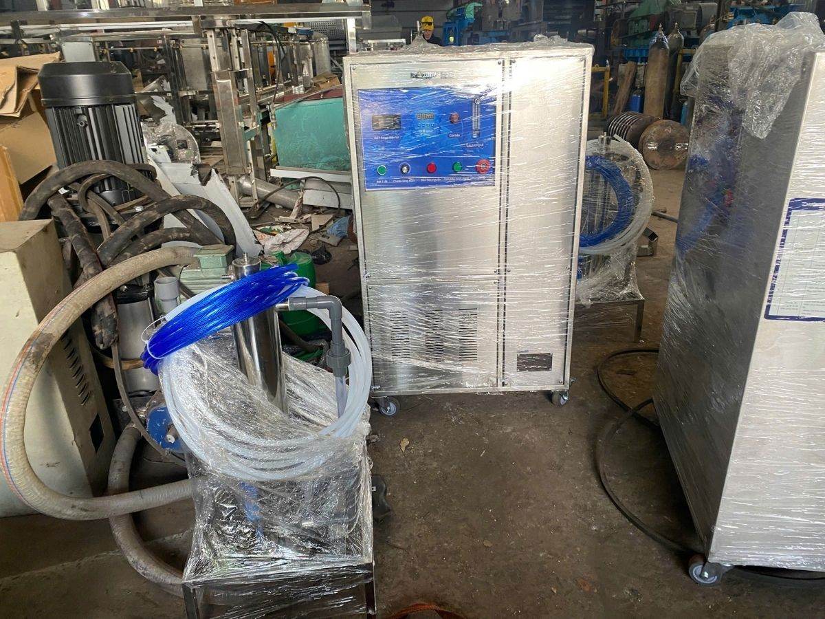 Hai máy ozone D20S cùng phụ kiện ống dẫn khí khi giao đến nhà xưởng