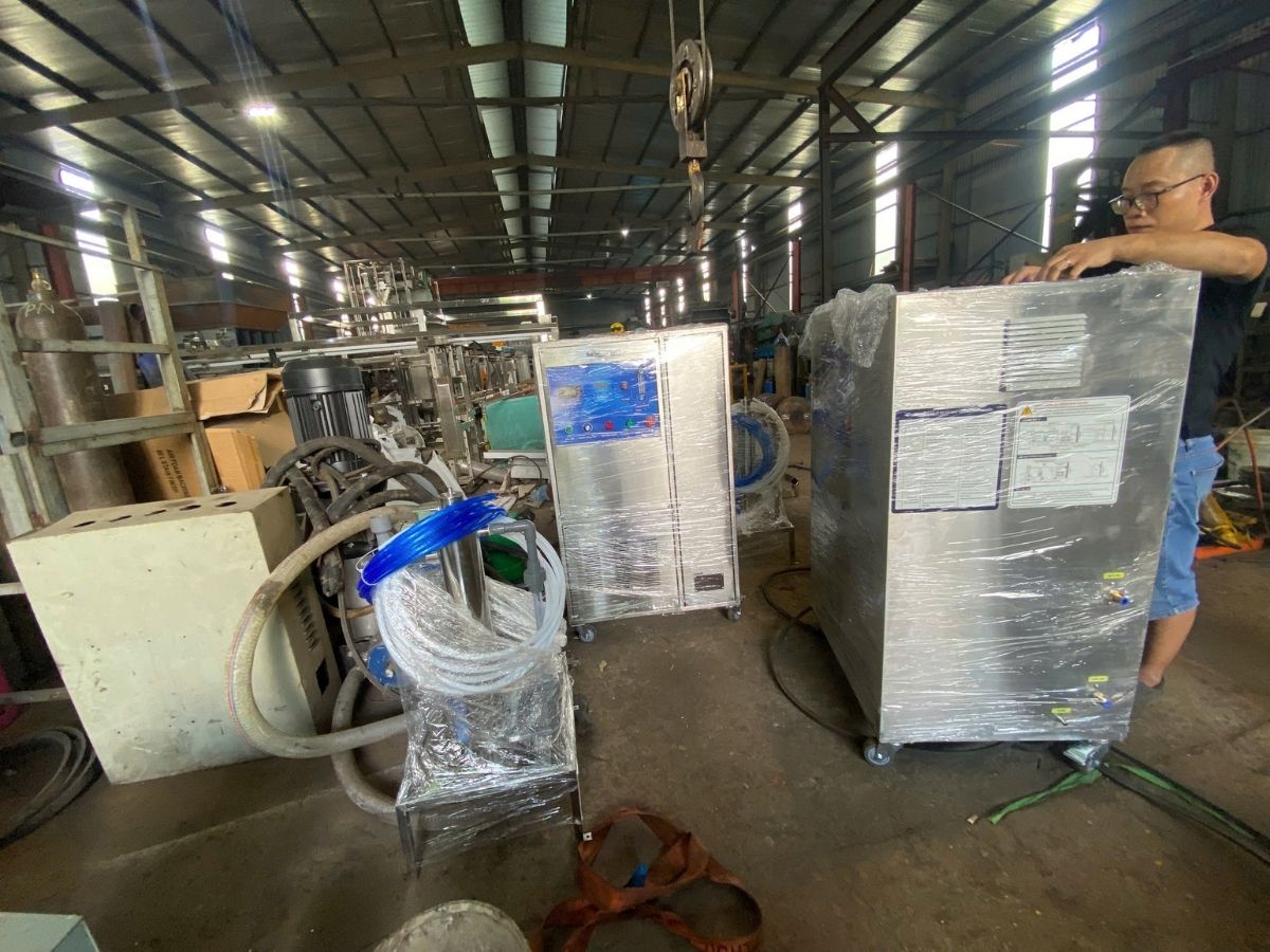 Khách hàng nhận máy ozone công nghiệp D20S tại xưởng ở Đông Anh, Hà Nội