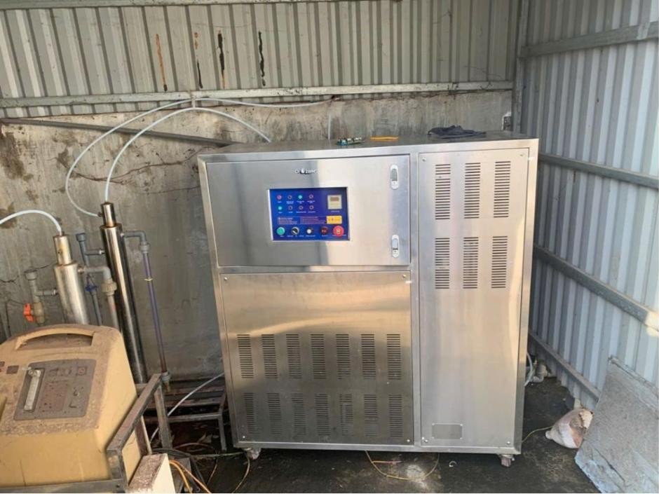 Máy ozone xử lý màu nước thải Dr.Ozone D-80S đặt trong khu nhà tôn của nhà máy giấy vàng mã tại Cẩm Thủy